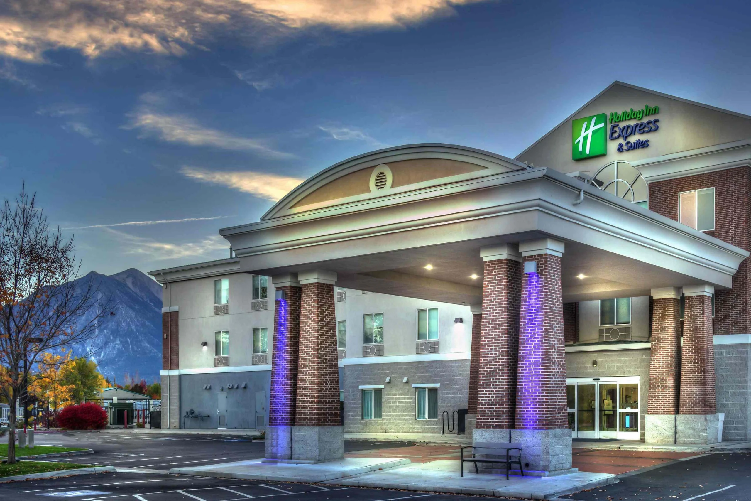 Holiday Inn Express Hotel & Suites
